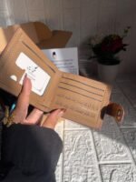 ⁦محفظة جلد طبيعي بالاسم – هدية شيك بطابع شخصي⁩ - الصورة ⁦3⁩