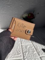 ⁦محفظة جلد طبيعي بالاسم – هدية شيك بطابع شخصي⁩ - الصورة ⁦4⁩