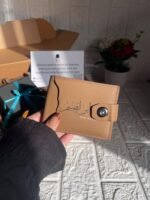 محفظة جلد طبيعي بالاسم – هدية شيك بطابع شخصي