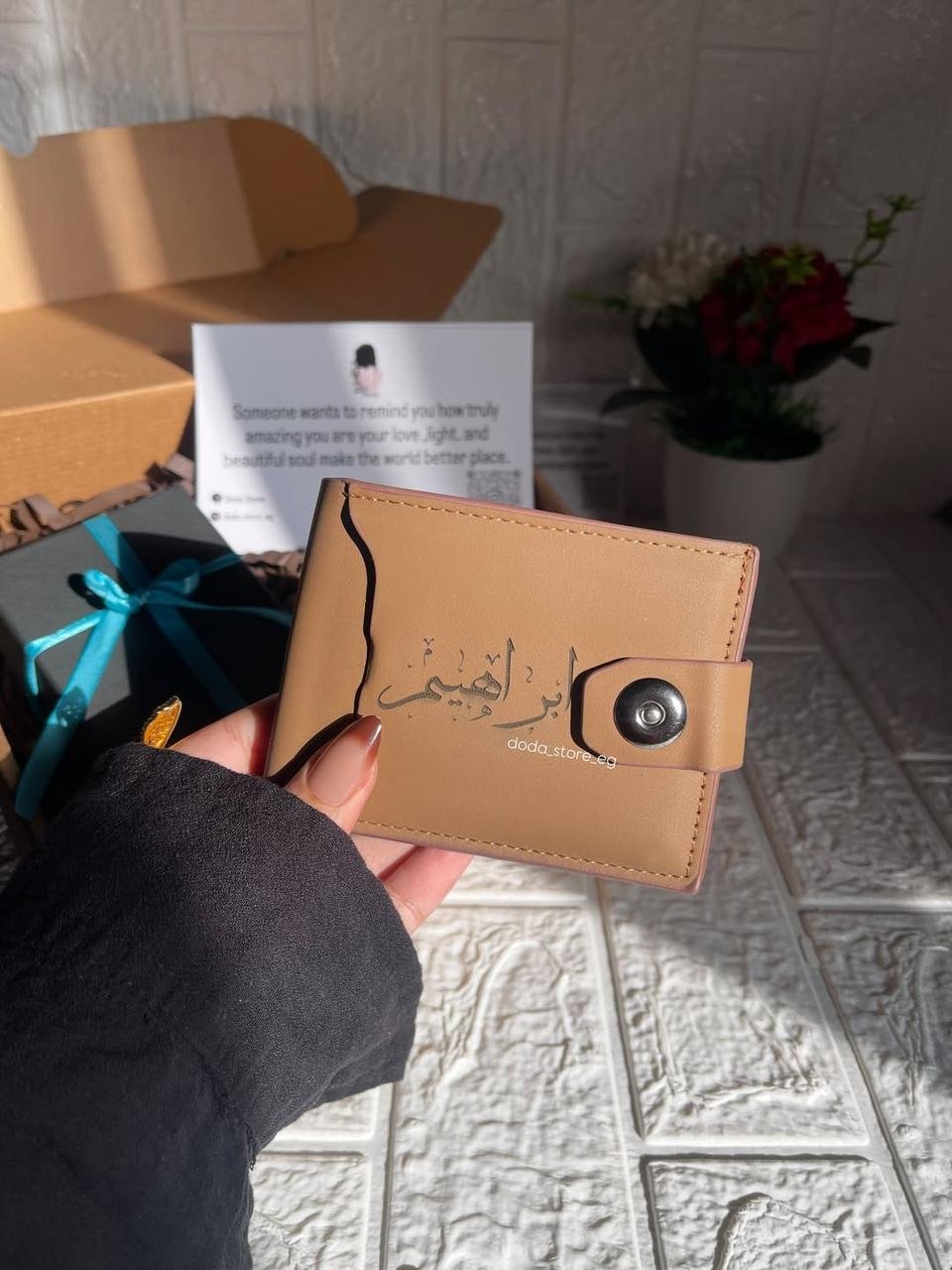 محفظة جلد رجالي حفر ليزر اسود وجملي وبني (5) محفظة جلد طبيعي بالاسم – هدية شيك بطابع شخصي - الصورة 1