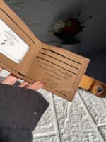 ⁦محفظة جلد طبيعي بالاسم – هدية شيك بطابع شخصي⁩ - الصورة ⁦6⁩