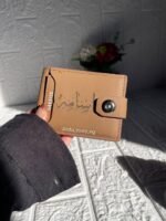 ⁦محفظة جلد طبيعي بالاسم – هدية شيك بطابع شخصي⁩ - الصورة ⁦7⁩